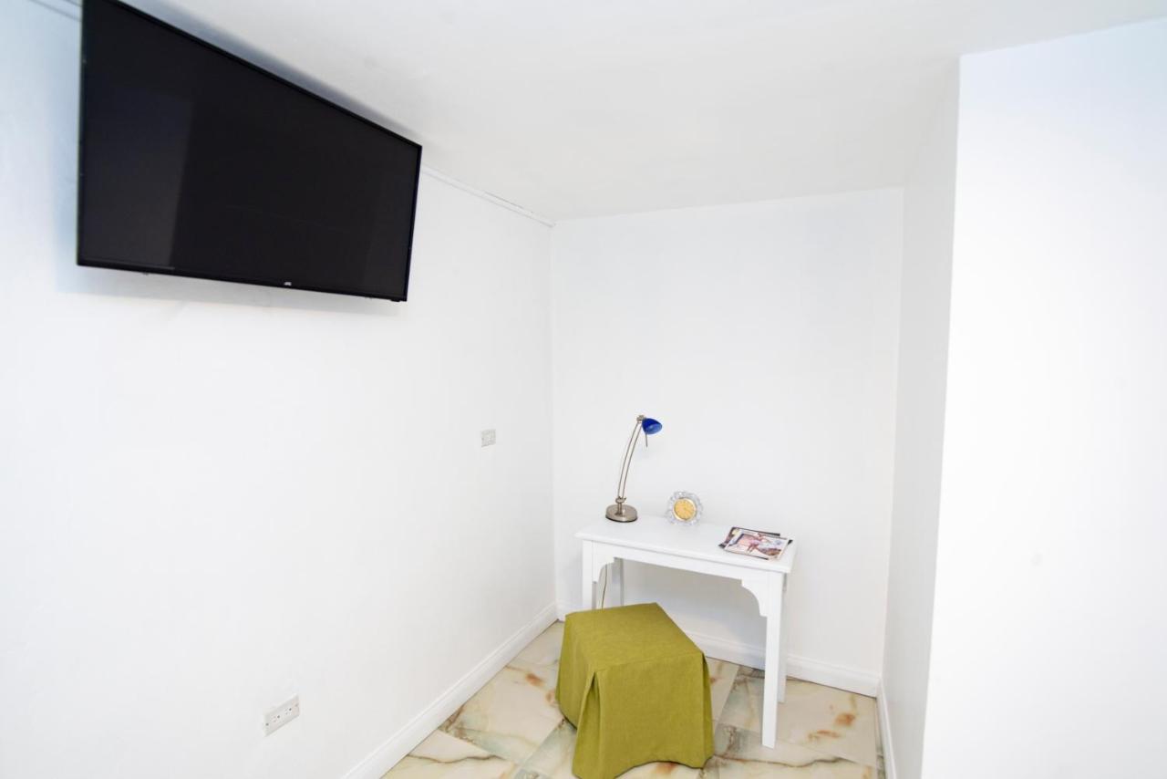 Pulse Rooms At Trafalgar Кингстон Экстерьер фото