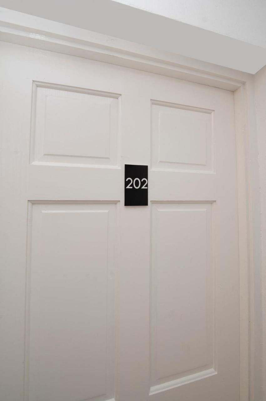 Pulse Rooms At Trafalgar Кингстон Экстерьер фото